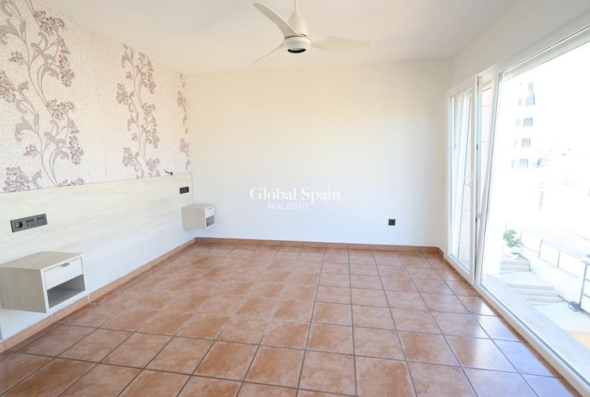 Resale - VILLA -
ORIHUELA COSTA - VILLAMARTÍN