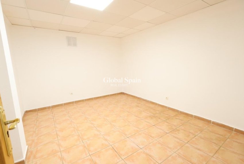 Resale - VILLA -
ORIHUELA COSTA - VILLAMARTÍN