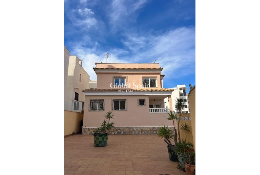 Resale - VILLA -
ORIHUELA COSTA - VILLAMARTÍN