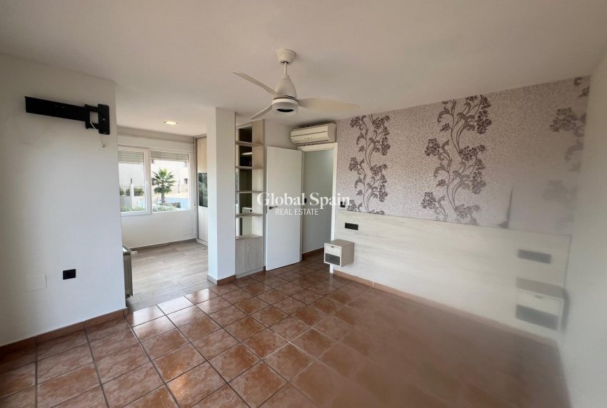 Resale - VILLA -
ORIHUELA COSTA - VILLAMARTÍN