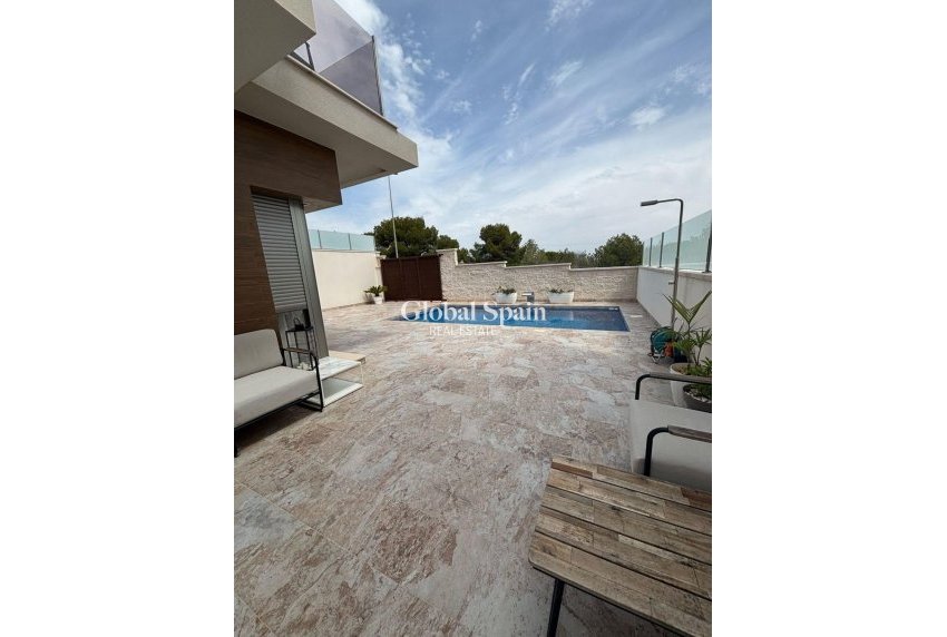 Resale - VILLA -
ORIHUELA COSTA - VILLAMARTÍN