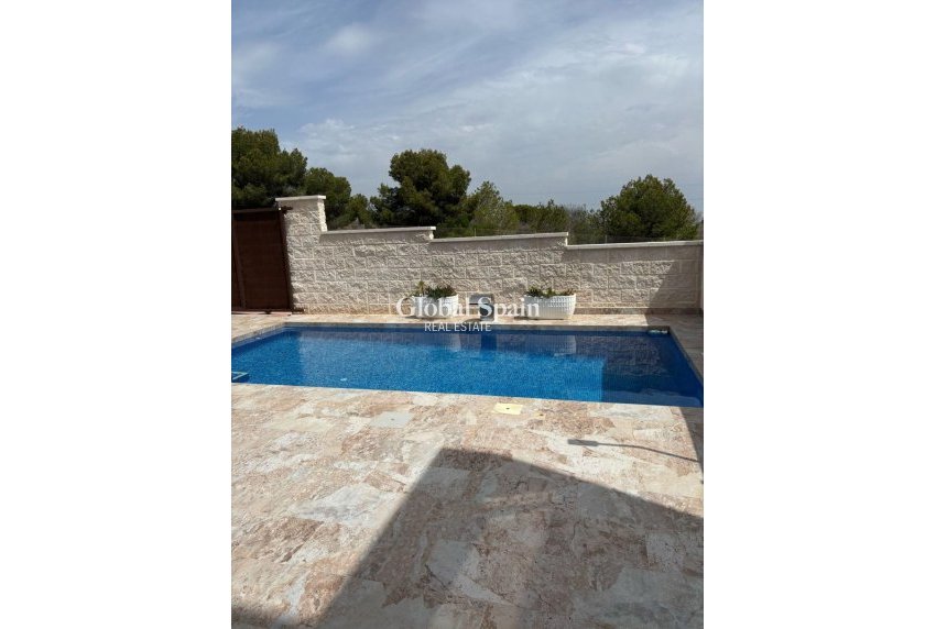 Resale - VILLA -
ORIHUELA COSTA - VILLAMARTÍN