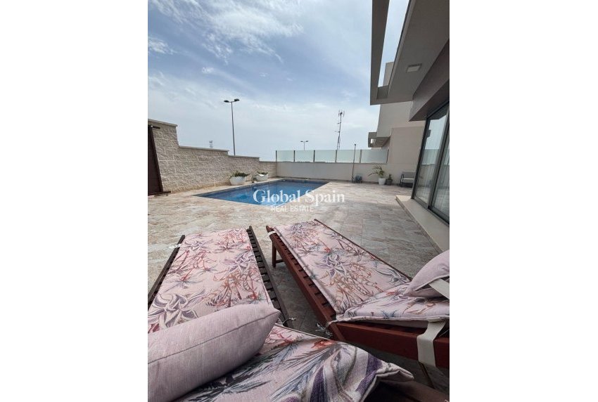 Resale - VILLA -
ORIHUELA COSTA - VILLAMARTÍN