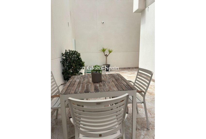 Resale - VILLA -
ORIHUELA COSTA - VILLAMARTÍN