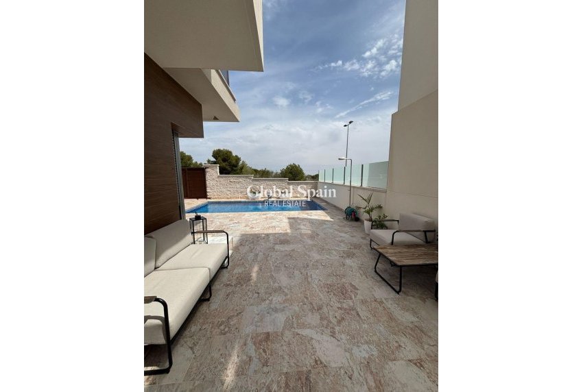 Resale - VILLA -
ORIHUELA COSTA - VILLAMARTÍN