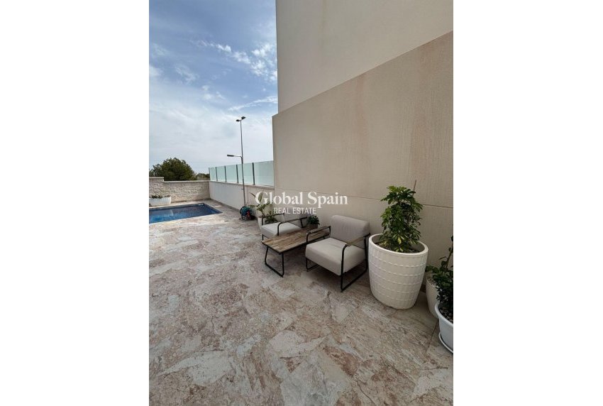 Resale - VILLA -
ORIHUELA COSTA - VILLAMARTÍN