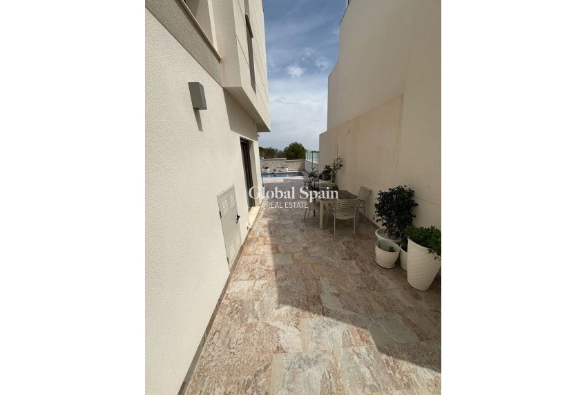 Resale - VILLA -
ORIHUELA COSTA - VILLAMARTÍN