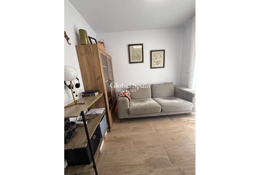 Resale - VILLA -
ORIHUELA COSTA - VILLAMARTÍN