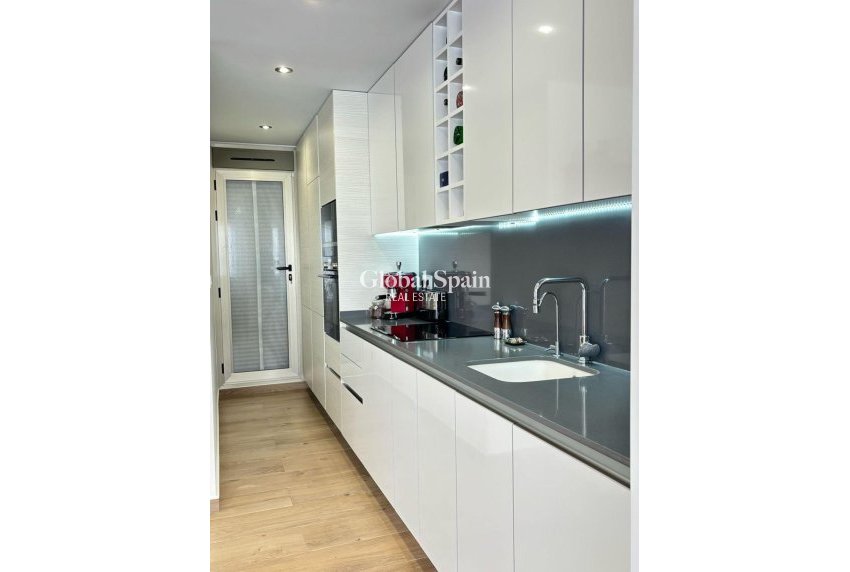 Resale - VILLA -
ORIHUELA COSTA - VILLAMARTÍN