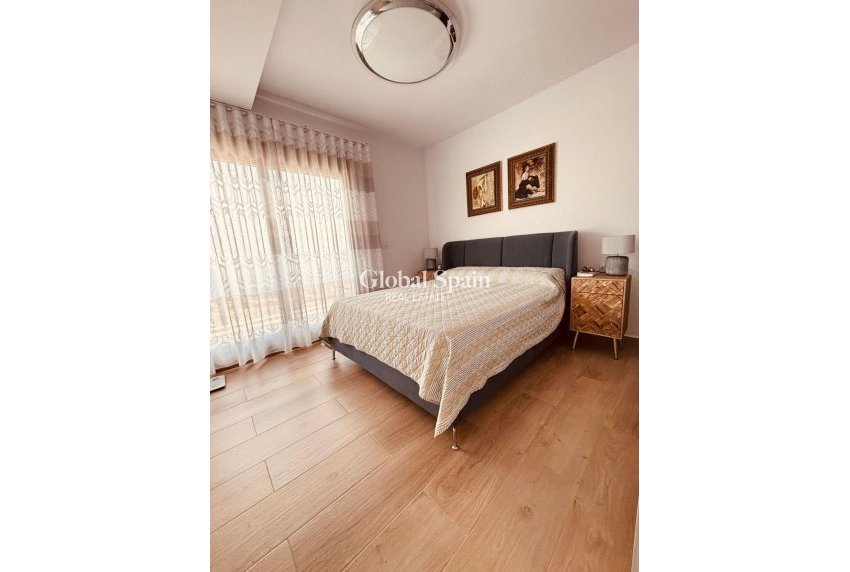 Resale - VILLA -
ORIHUELA COSTA - VILLAMARTÍN