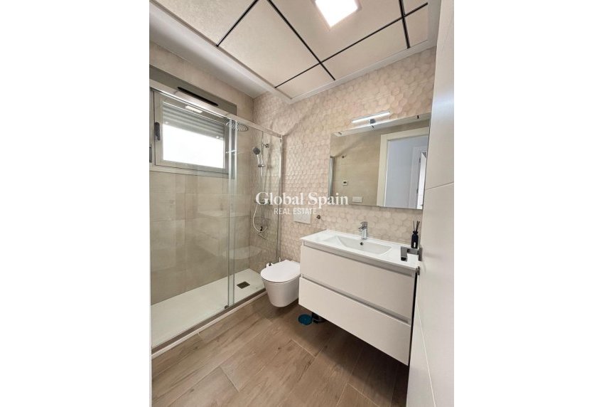 Resale - VILLA -
ORIHUELA COSTA - VILLAMARTÍN