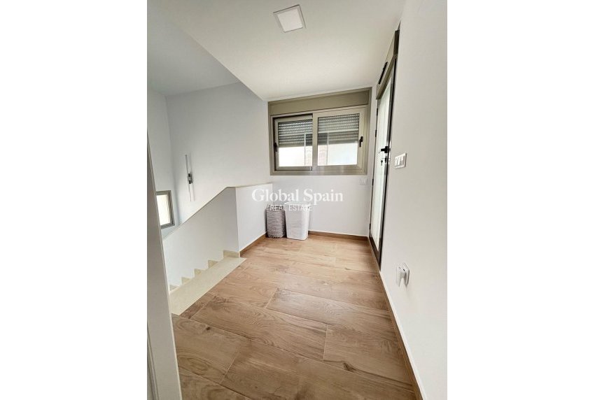 Resale - VILLA -
ORIHUELA COSTA - VILLAMARTÍN