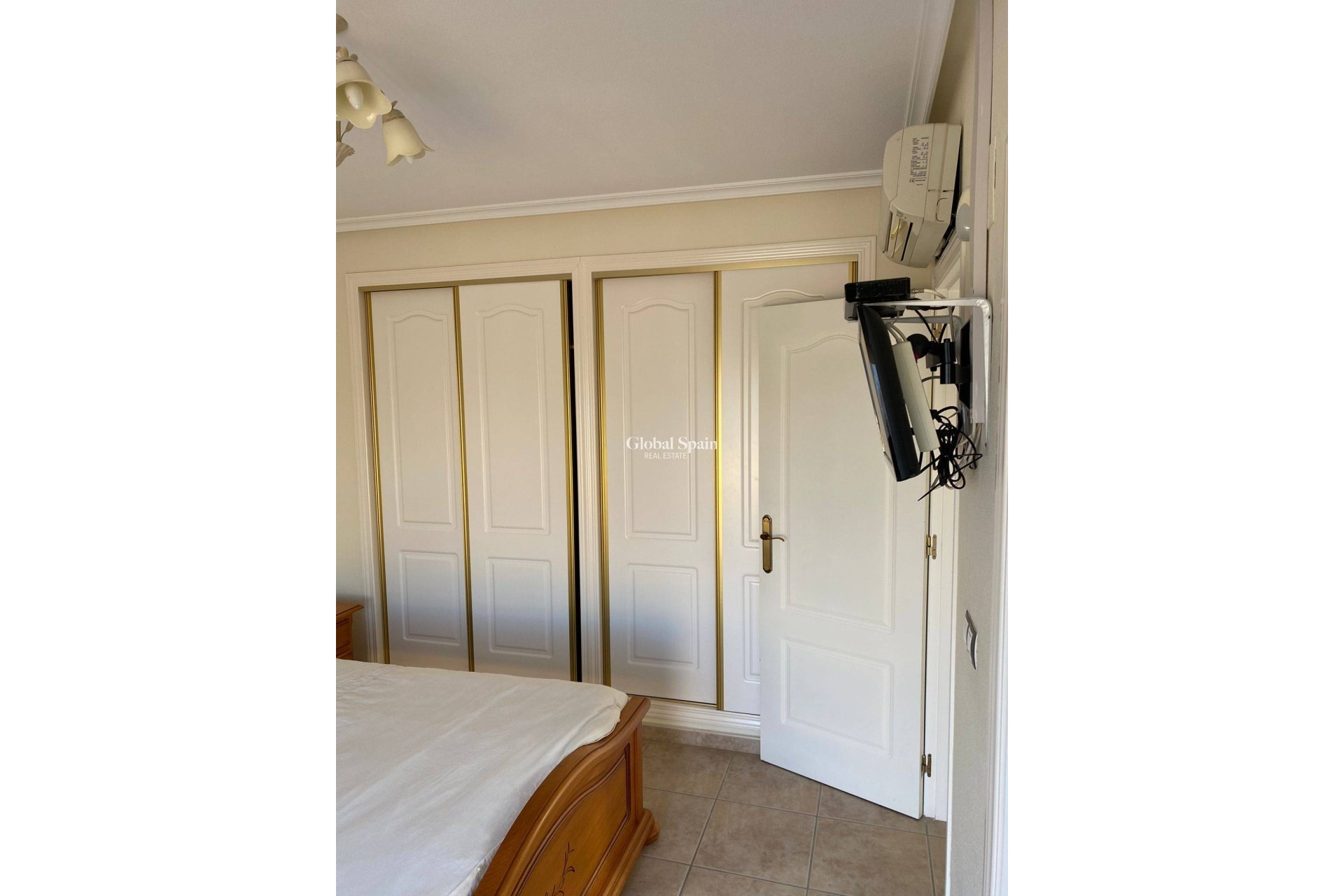 Resale - VILLA -
ORIHUELA COSTA - VILLAMARTÍN