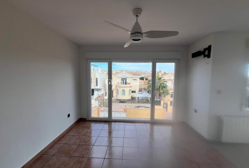 Resale - VILLA -
ORIHUELA COSTA - VILLAMARTÍN
