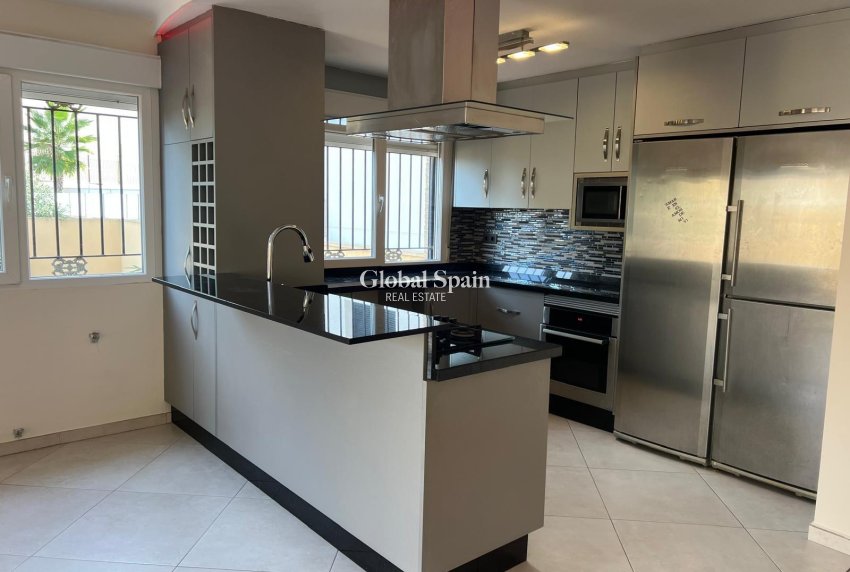 Resale - VILLA -
ORIHUELA COSTA - VILLAMARTÍN