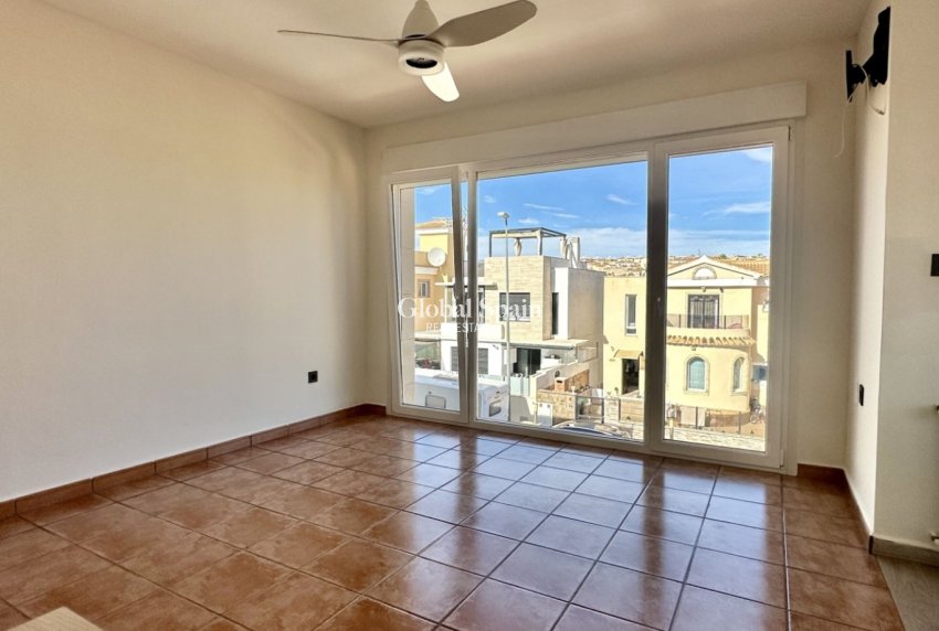 Resale - VILLA -
ORIHUELA COSTA - VILLAMARTÍN