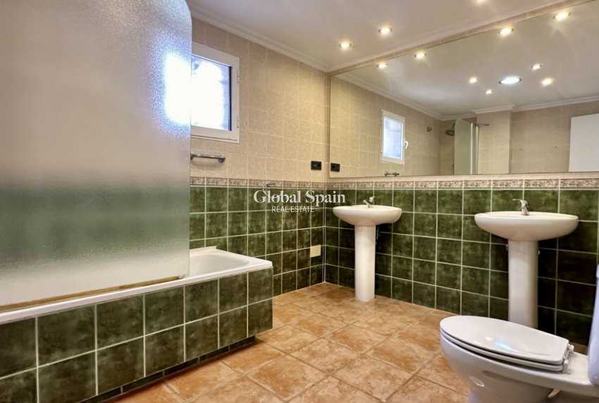 Resale - VILLA -
ORIHUELA COSTA - VILLAMARTÍN