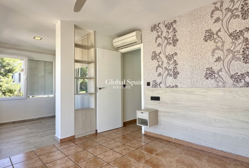 Resale - VILLA -
ORIHUELA COSTA - VILLAMARTÍN