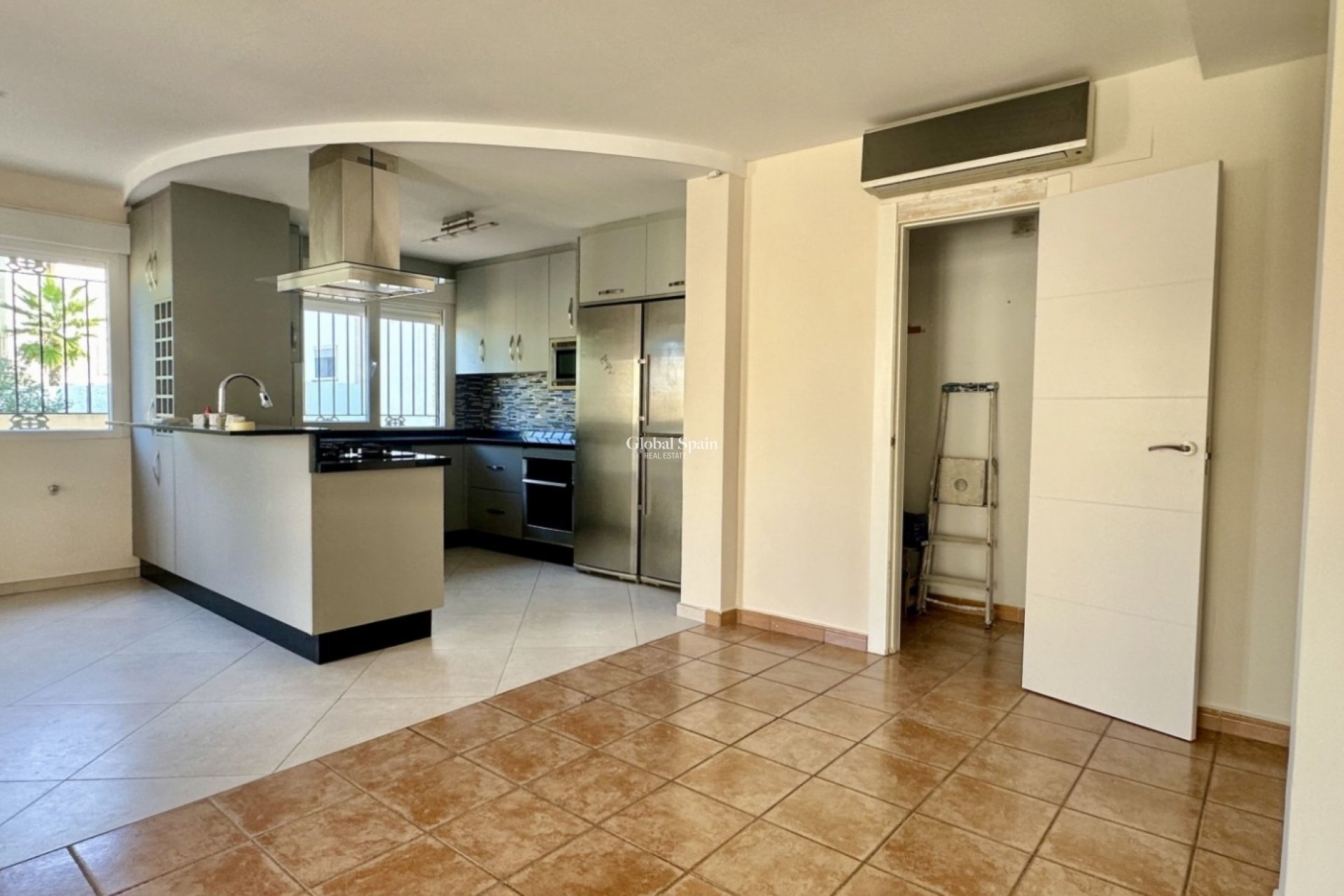 Resale - VILLA -
ORIHUELA COSTA - VILLAMARTÍN
