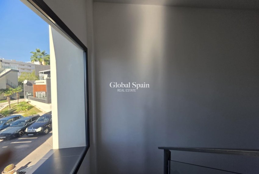 Resale - VILLA -
ORIHUELA COSTA - VILLAMARTÍN