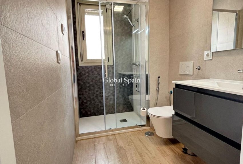 Resale - VILLA -
ORIHUELA COSTA - VILLAMARTÍN