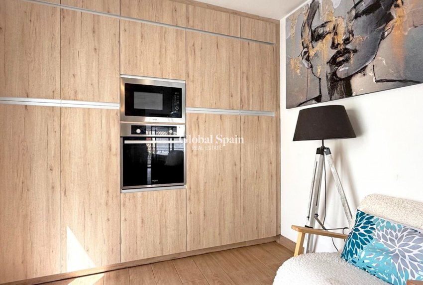 Resale - VILLA -
ORIHUELA COSTA - VILLAMARTÍN