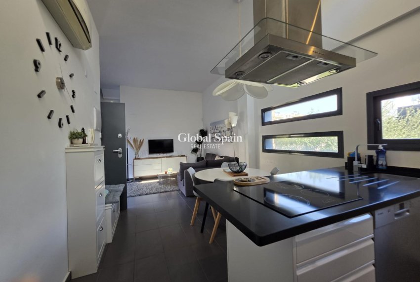 Resale - VILLA -
ORIHUELA COSTA - VILLAMARTÍN