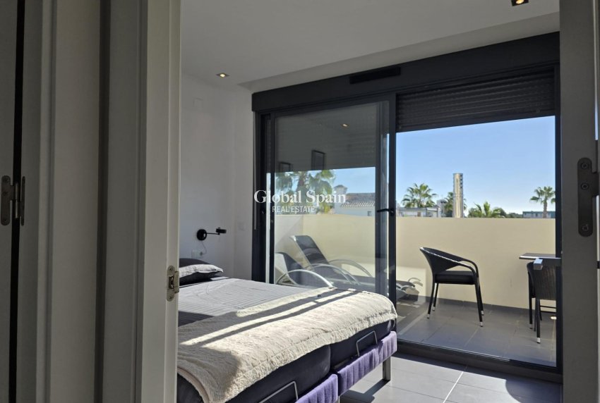 Resale - VILLA -
ORIHUELA COSTA - VILLAMARTÍN