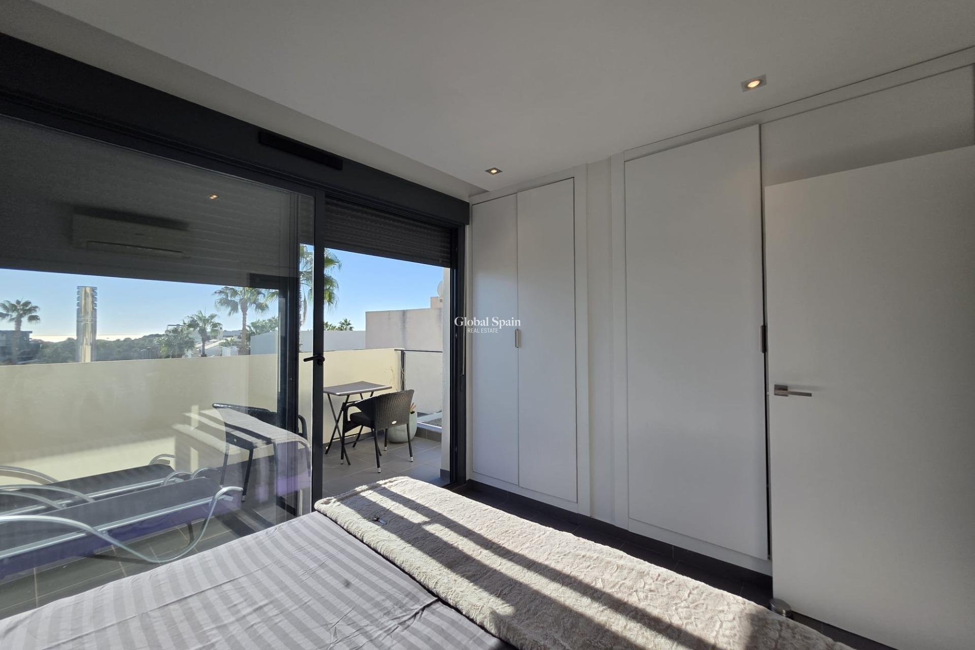 Resale - VILLA -
ORIHUELA COSTA - VILLAMARTÍN