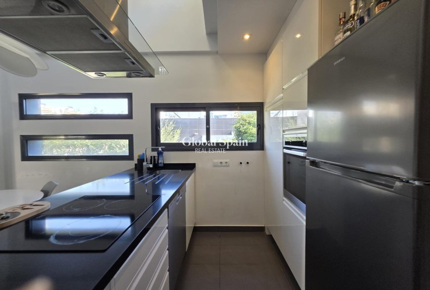 Resale - VILLA -
ORIHUELA COSTA - VILLAMARTÍN