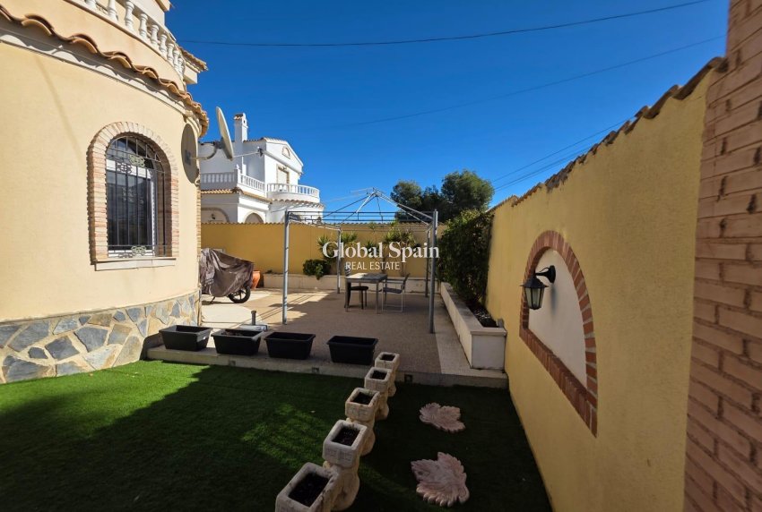 Resale - VILLA -
ORIHUELA COSTA - VILLAMARTÍN