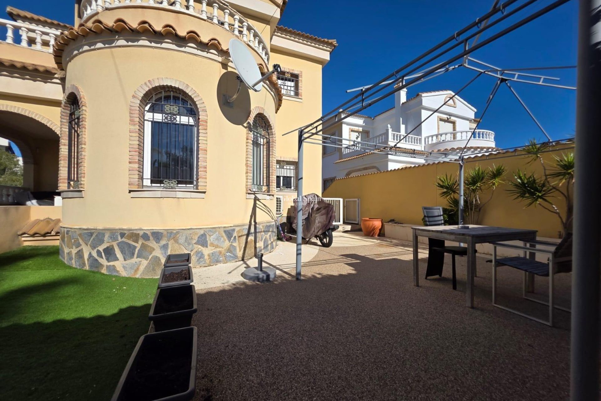 Resale - VILLA -
ORIHUELA COSTA - VILLAMARTÍN
