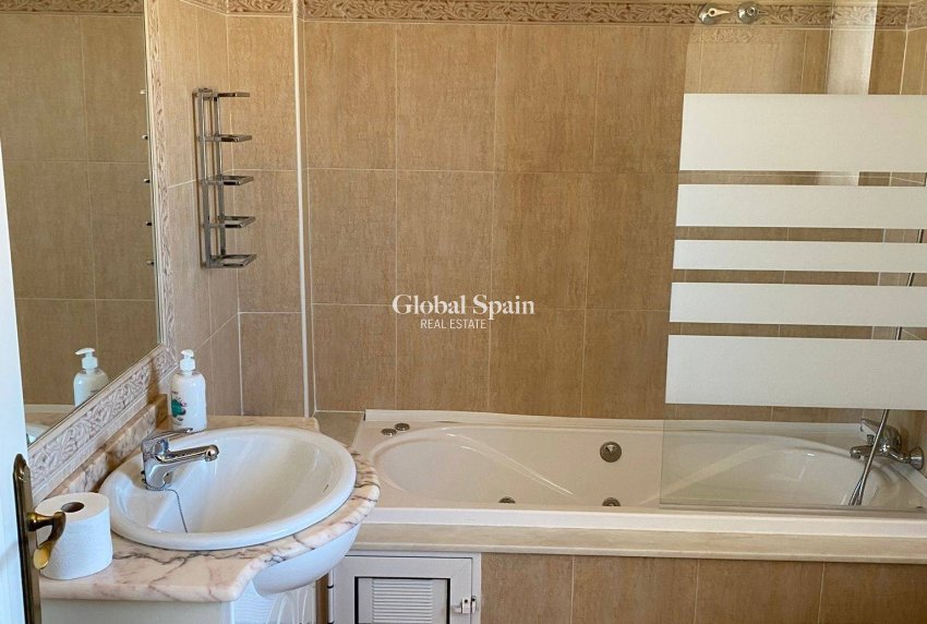 Resale - VILLA -
ORIHUELA COSTA - VILLAMARTÍN