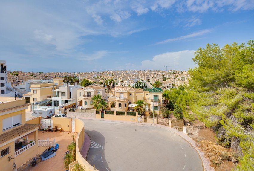 Resale - VILLA -
ORIHUELA COSTA - VILLAMARTÍN