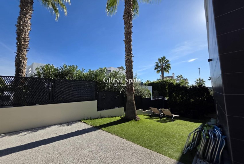 Resale - VILLA -
ORIHUELA COSTA - VILLAMARTÍN