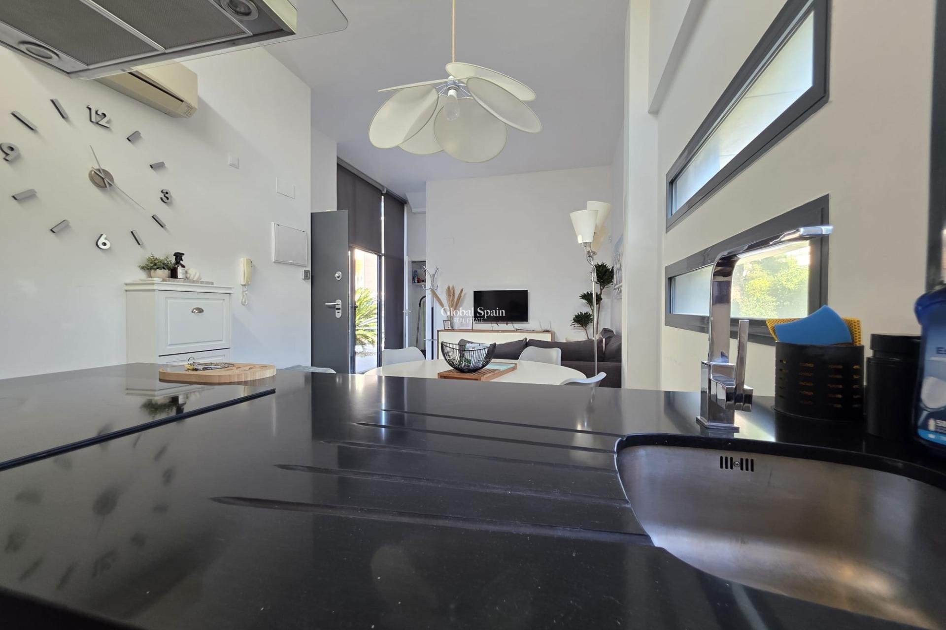 Resale - VILLA -
ORIHUELA COSTA - VILLAMARTÍN