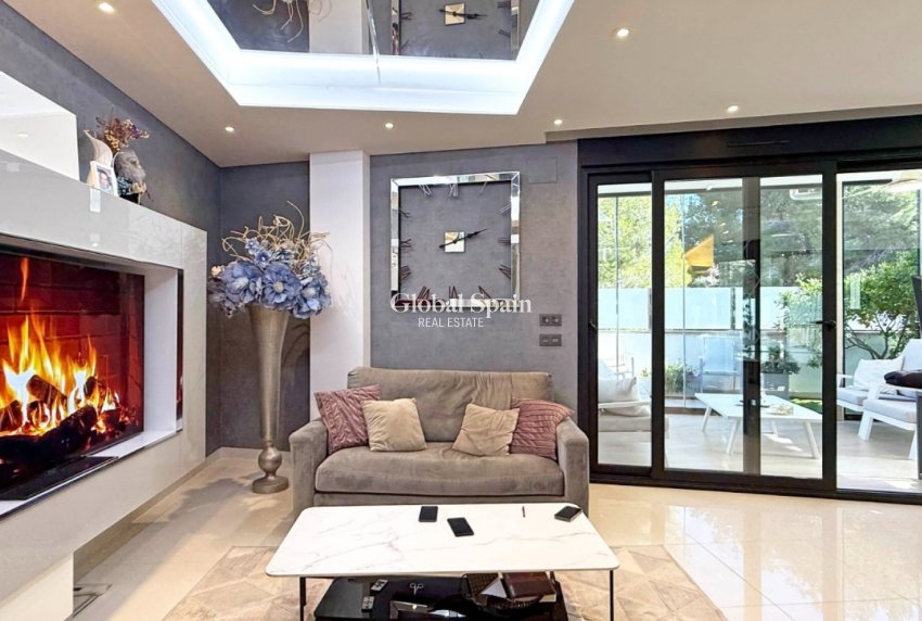 Resale - VILLA -
ORIHUELA COSTA - VILLAMARTÍN