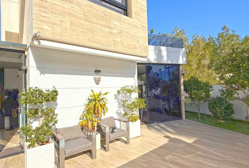 Resale - VILLA -
ORIHUELA COSTA - VILLAMARTÍN