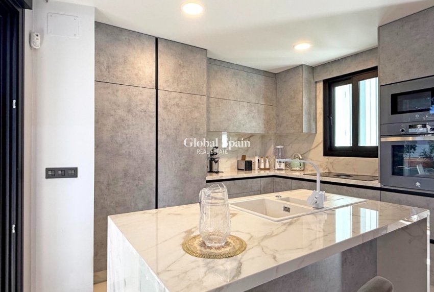 Resale - VILLA -
ORIHUELA COSTA - VILLAMARTÍN