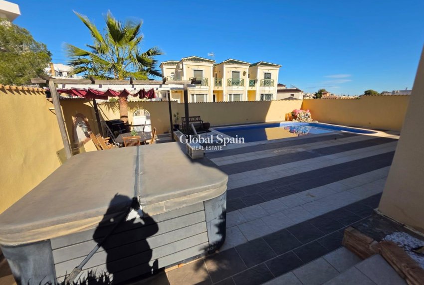 Resale - VILLA -
ORIHUELA COSTA - VILLAMARTÍN