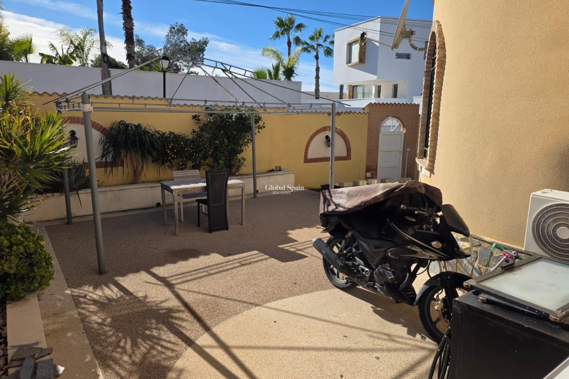 Resale - VILLA -
ORIHUELA COSTA - VILLAMARTÍN