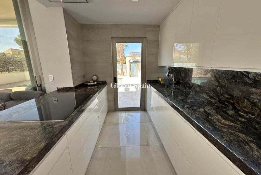 Resale - VILLA -
ORIHUELA COSTA - VILLAMARTÍN