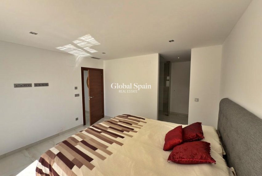 Resale - VILLA -
ORIHUELA COSTA - VILLAMARTÍN