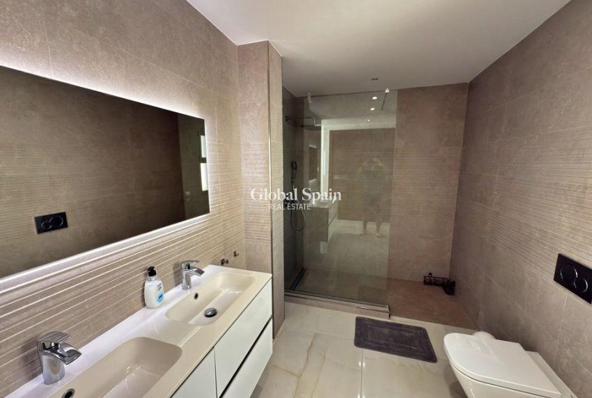 Resale - VILLA -
ORIHUELA COSTA - VILLAMARTÍN