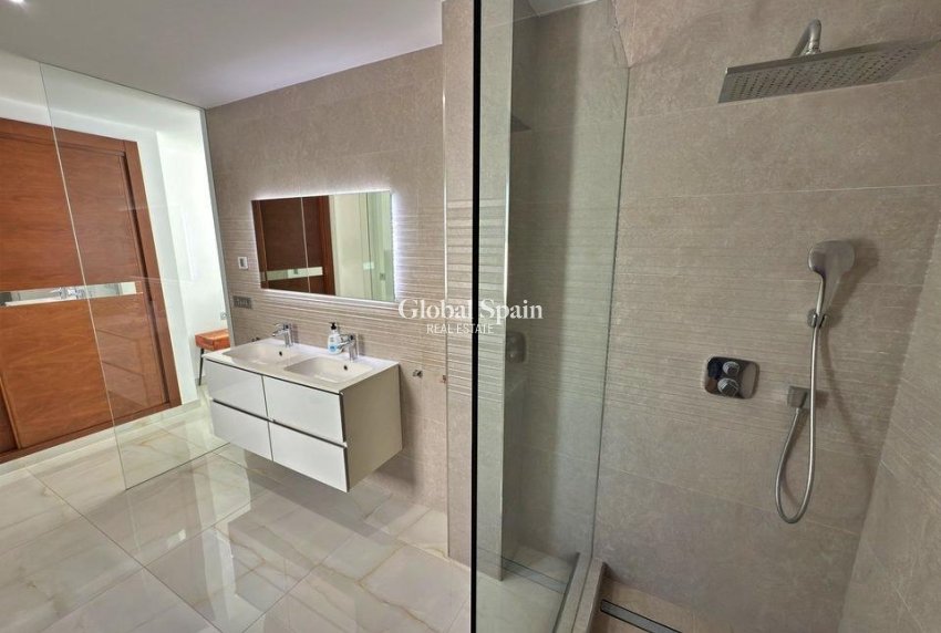 Resale - VILLA -
ORIHUELA COSTA - VILLAMARTÍN