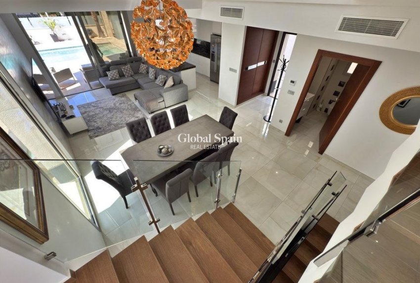 Resale - VILLA -
ORIHUELA COSTA - VILLAMARTÍN