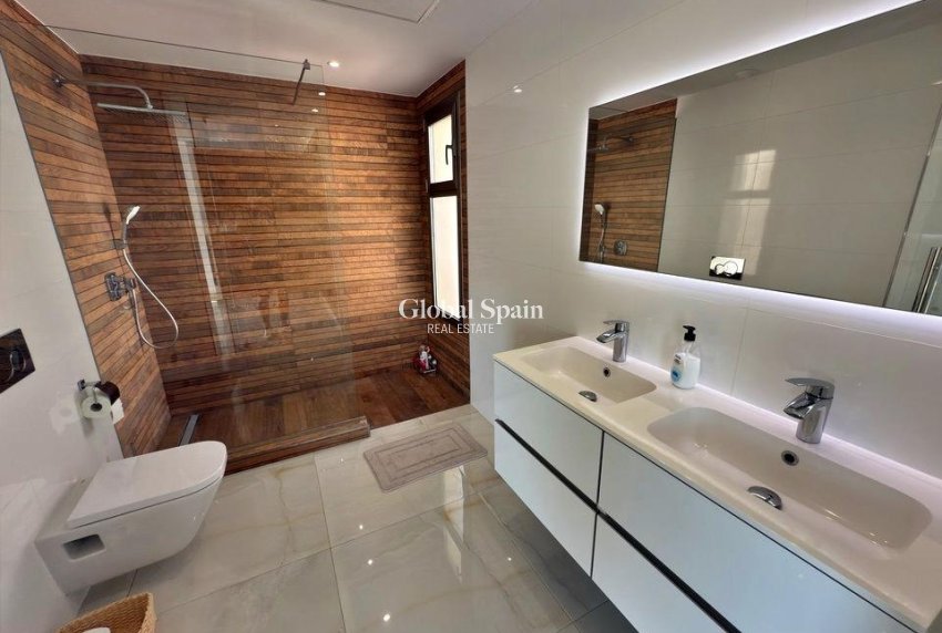 Resale - VILLA -
ORIHUELA COSTA - VILLAMARTÍN