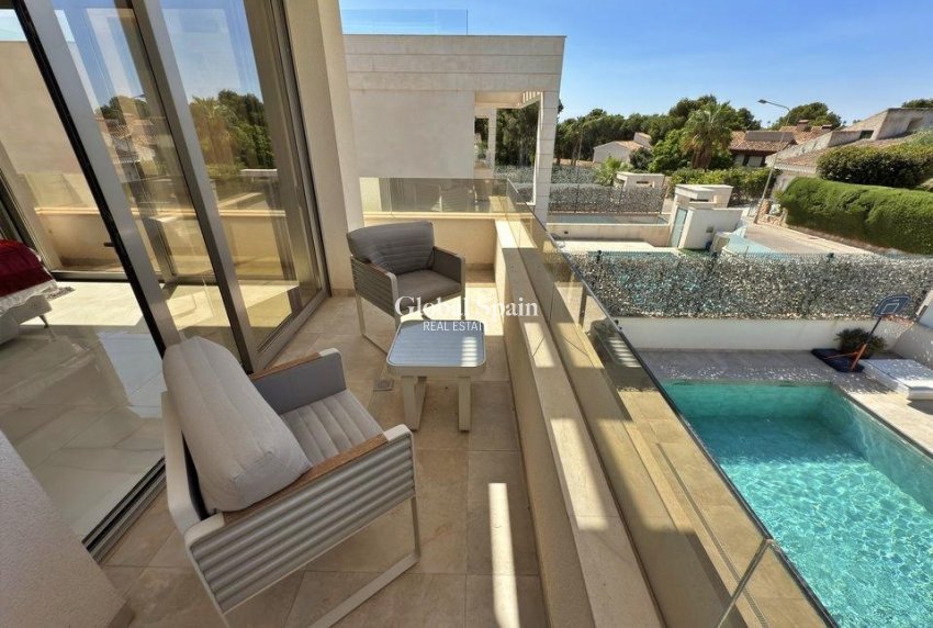 Resale - VILLA -
ORIHUELA COSTA - VILLAMARTÍN