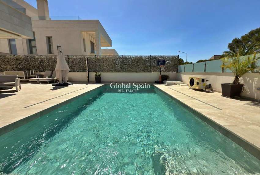 Resale - VILLA -
ORIHUELA COSTA - VILLAMARTÍN