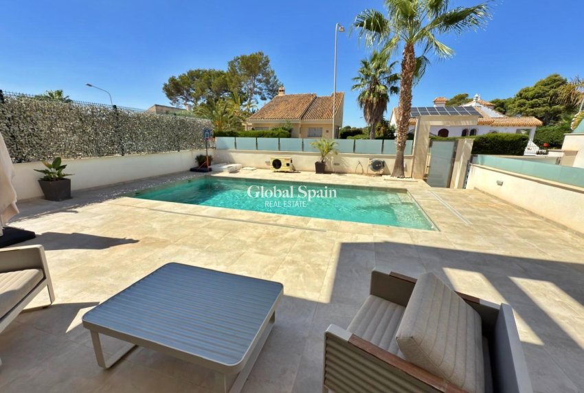Resale - VILLA -
ORIHUELA COSTA - VILLAMARTÍN